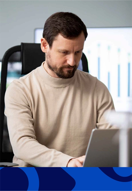 Profissional trabalhando com laptop em um escritório