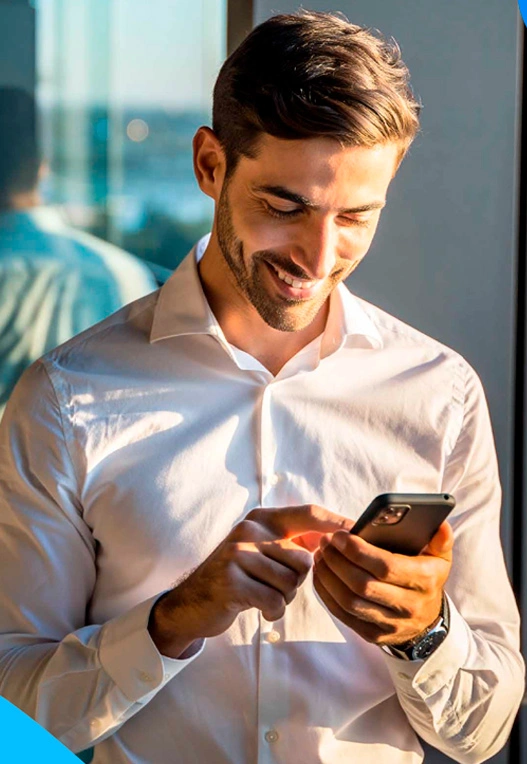 Profissional sorrindo enquanto usa o celular